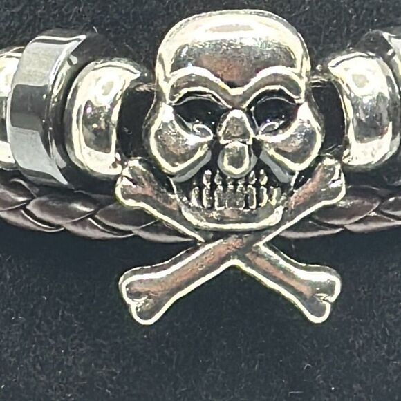 Brand New!! Leather and metal skull and crossbones bracelet - Picture 2 of 5
